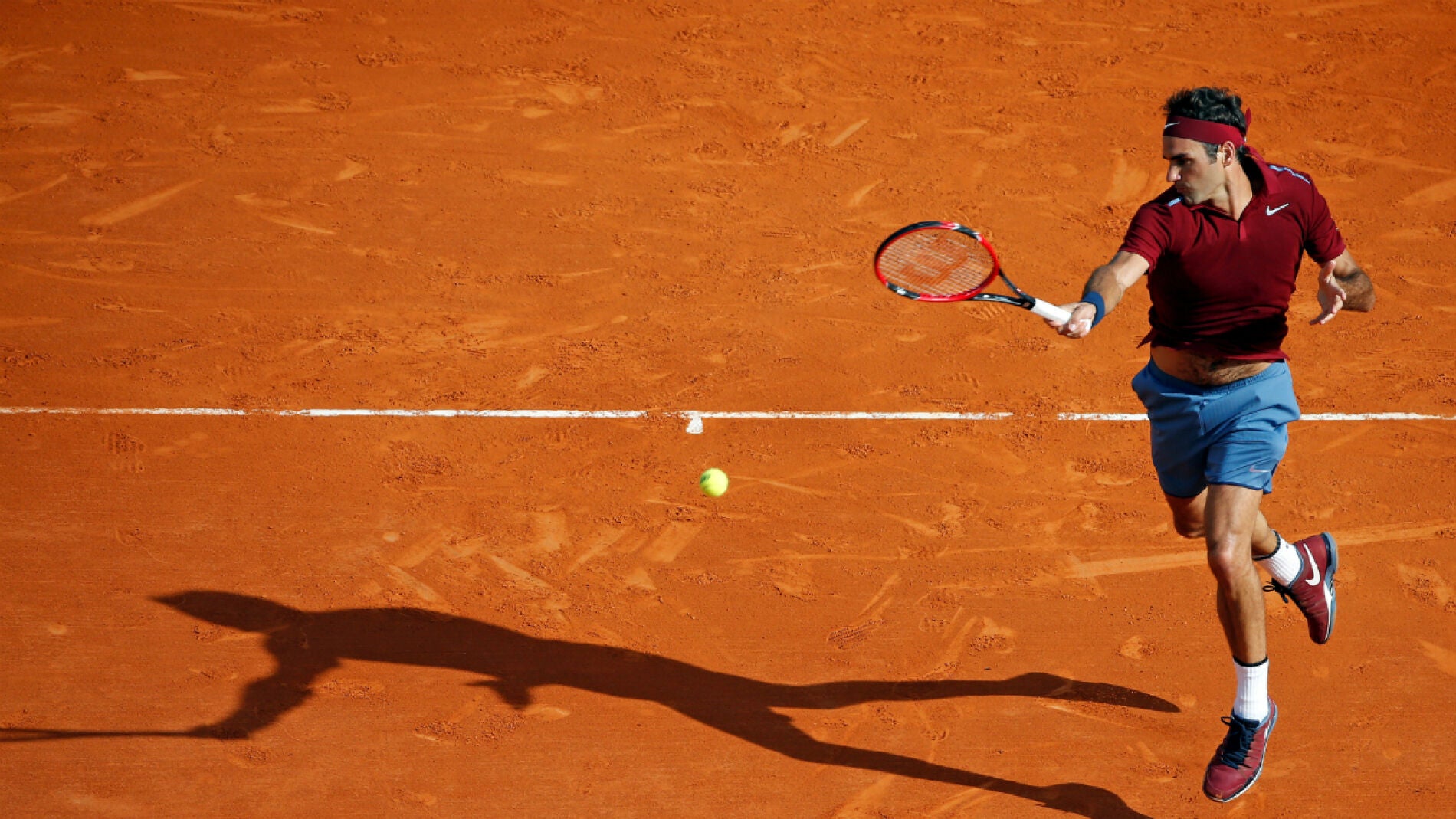 Roger Federer golpea la pelota durante un partido