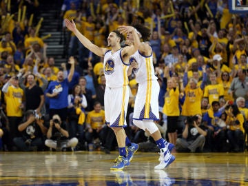 El escolta Klay Thompson celebra la victoria ante los Rockets