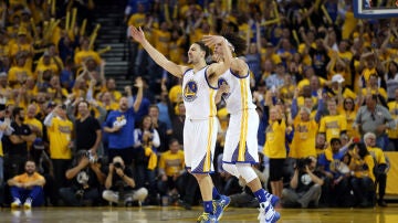 El escolta Klay Thompson celebra la victoria ante los Rockets