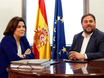 La vicepresidenta del Gobierno en funciones, Soraya Sáenz de Santamaría, y el vicepresidente de la Generalitat de Cataluña, Oriol Junqueras La vicepresidenta del Gobierno en funciones, Soraya Sáenz de Santamaría, y el vicepresidente de la Generalitat de Cataluña, Oriol Junqueras