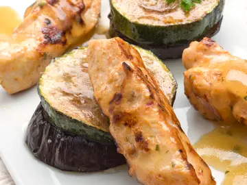 Karlos Arguiñano en tu cocina: Mini pinchos de pollo con verduras gratinadas - (28-04-16) Karlos Arguiñano en tu cocina: Mini pinchos de pollo con verduras gratinadas - (28-04-16)