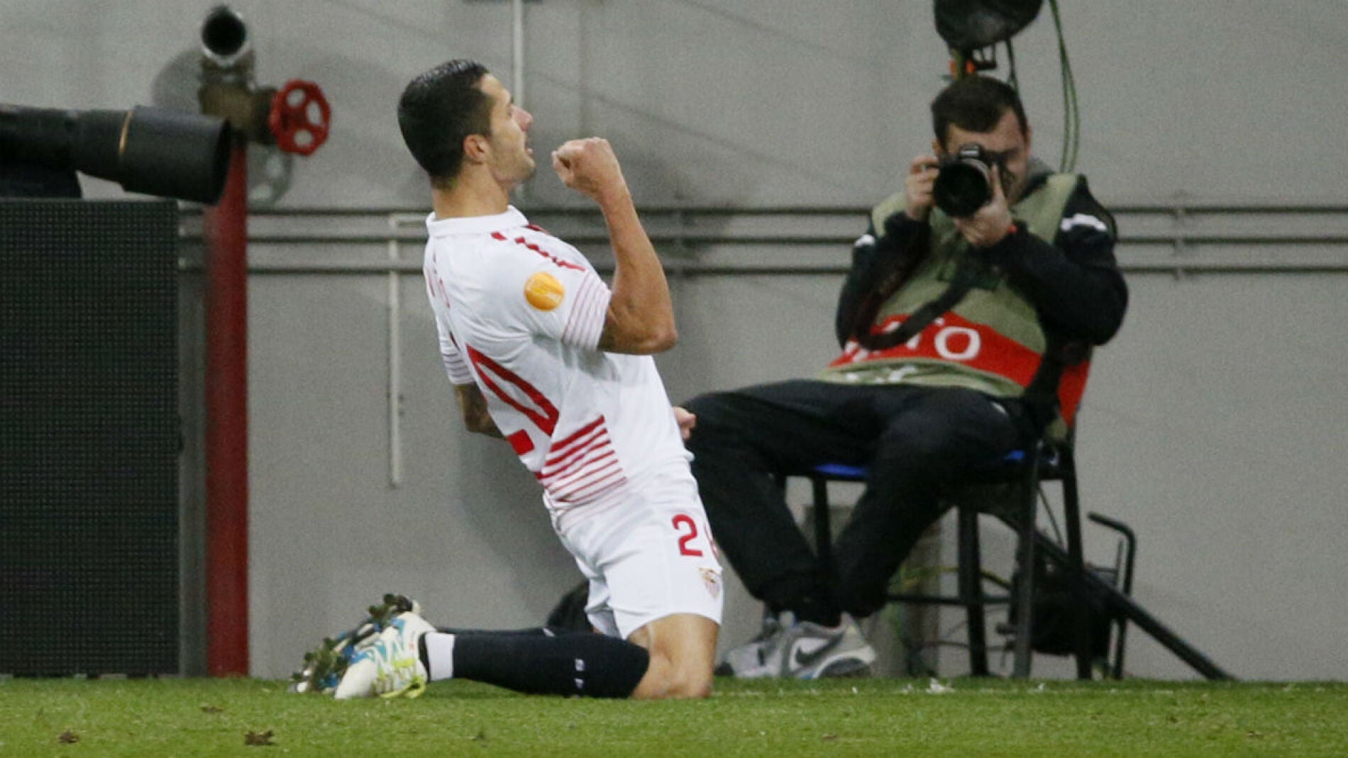V&iacute;tolo celebra su gol ante el Shaktar Donest