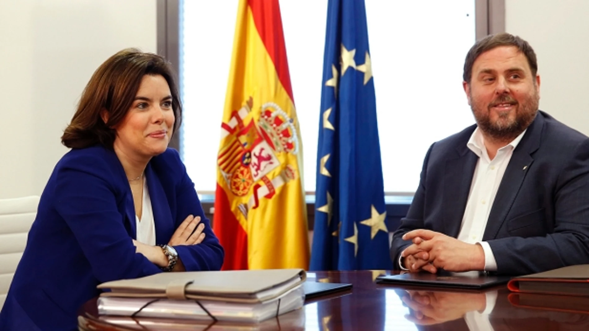 Sáenz de Santamaría junto a Junqueras Sáenz de Santamaría junto a Junqueras