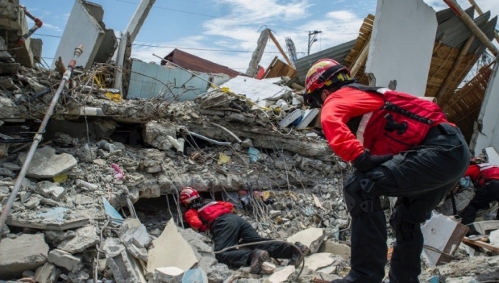 Equipos de rescate busca supervivientes en Ecuador
