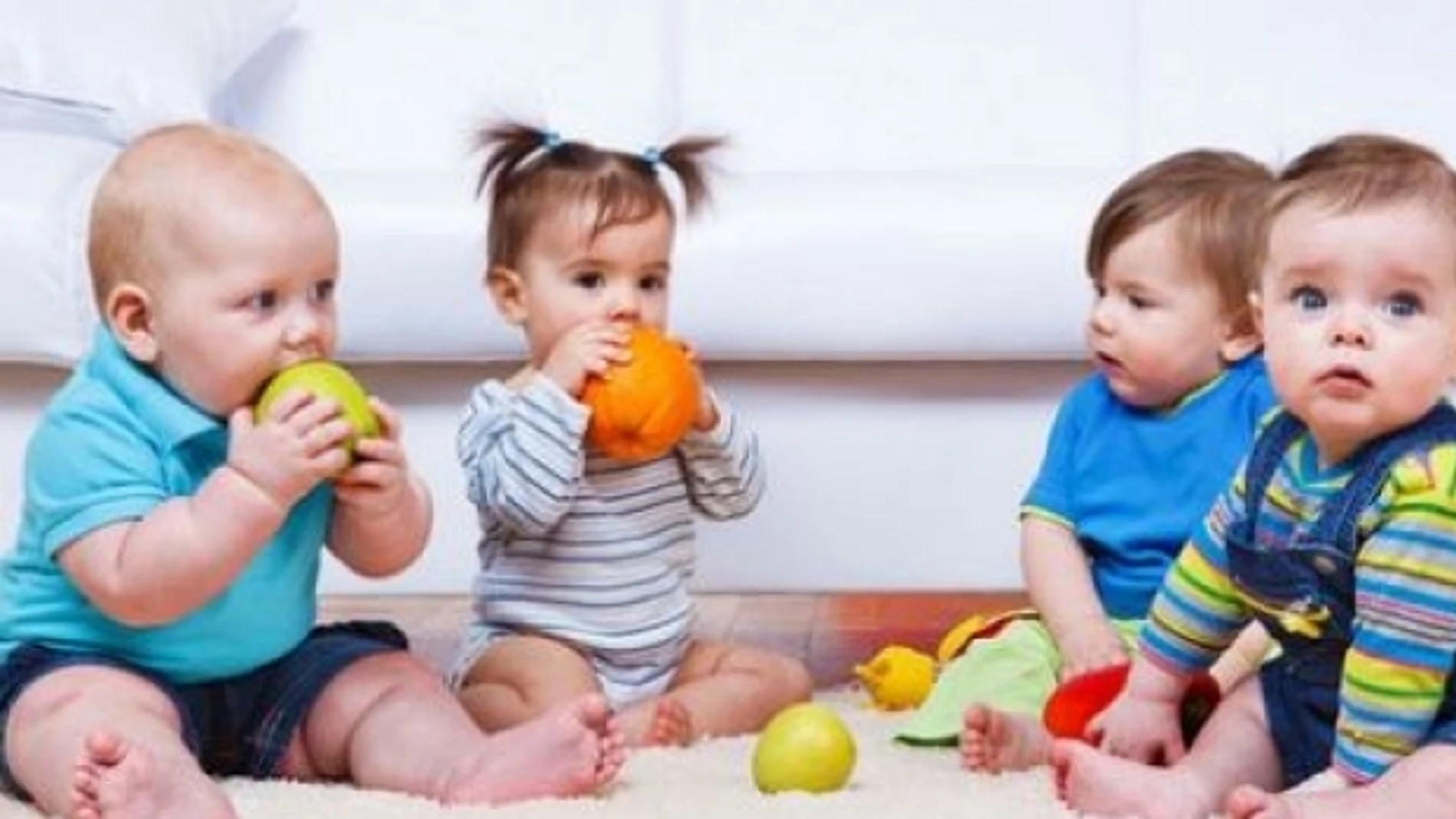 Varios bebés comiendo fruta Varios bebés comiendo fruta