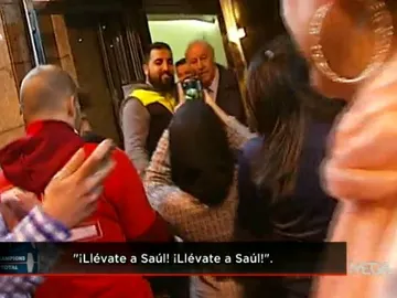 Vicente del Bosque es sorprendido por los aficionados del Atlético Vicente del Bosque es sorprendido por los aficionados del Atlético