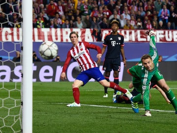 Fernando Torres ante Manuel Neuer en el Vicente Calderón