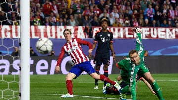 Fernando Torres ante Manuel Neuer en el Vicente Calderón