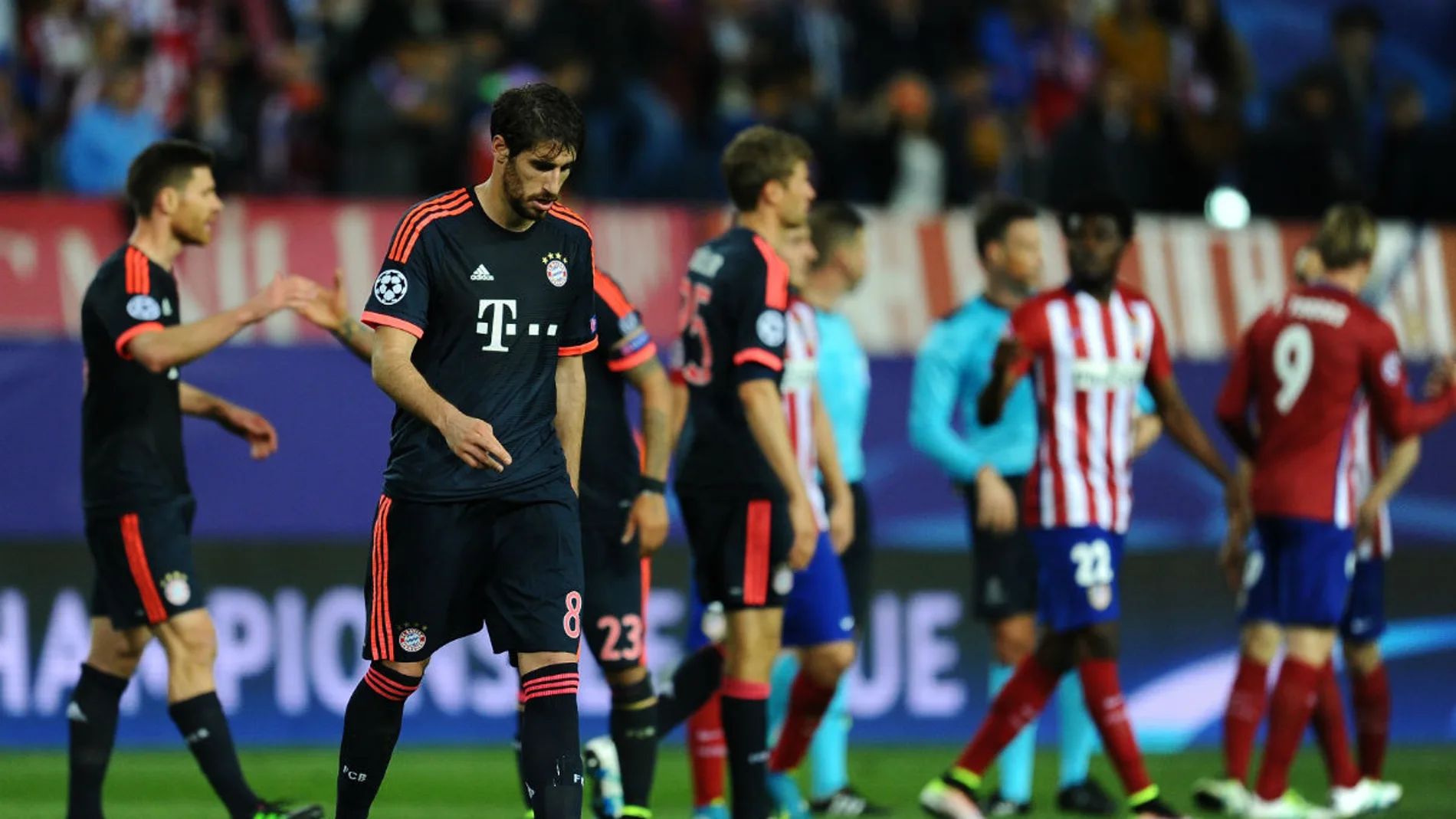 Javi Martínez abandona cabizbajo el césped del Calderón Javi Martínez abandona cabizbajo el césped del Calderón