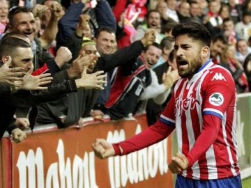 Carmona celebra su gol contra el Eibar con la afición del Sporting