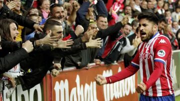 Carmona celebra su gol contra el Eibar con la afición del Sporting