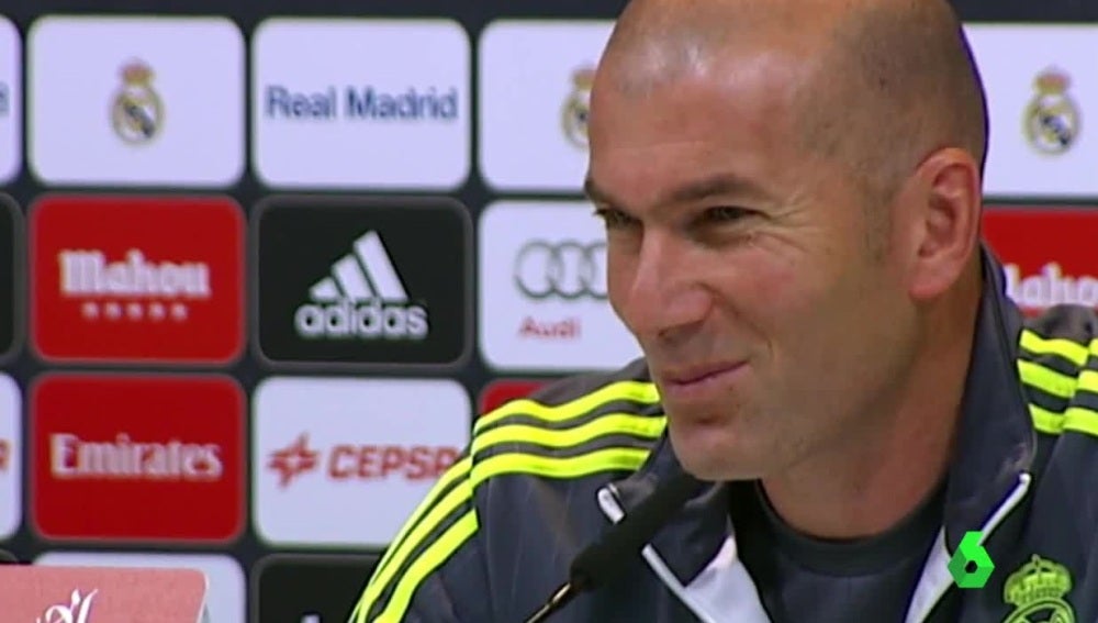 Zidane, sonriente durante la rueda de prensa