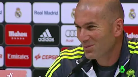 Zidane, sonriente durante la rueda de prensa Zidane, sonriente durante la rueda de prensa
