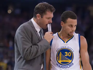 Luke Walton dialoga con Stephen Curry durante un partido Luke Walton dialoga con Stephen Curry durante un partido