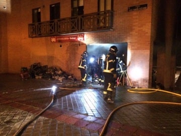 Bomberos en las inmediaciones de la cervecería