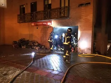 Bomberos en las inmediaciones de la cervecería Bomberos en las inmediaciones de la cervecería