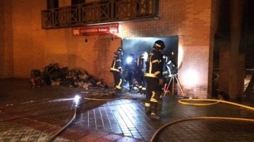 Bomberos en las inmediaciones de la cervecería