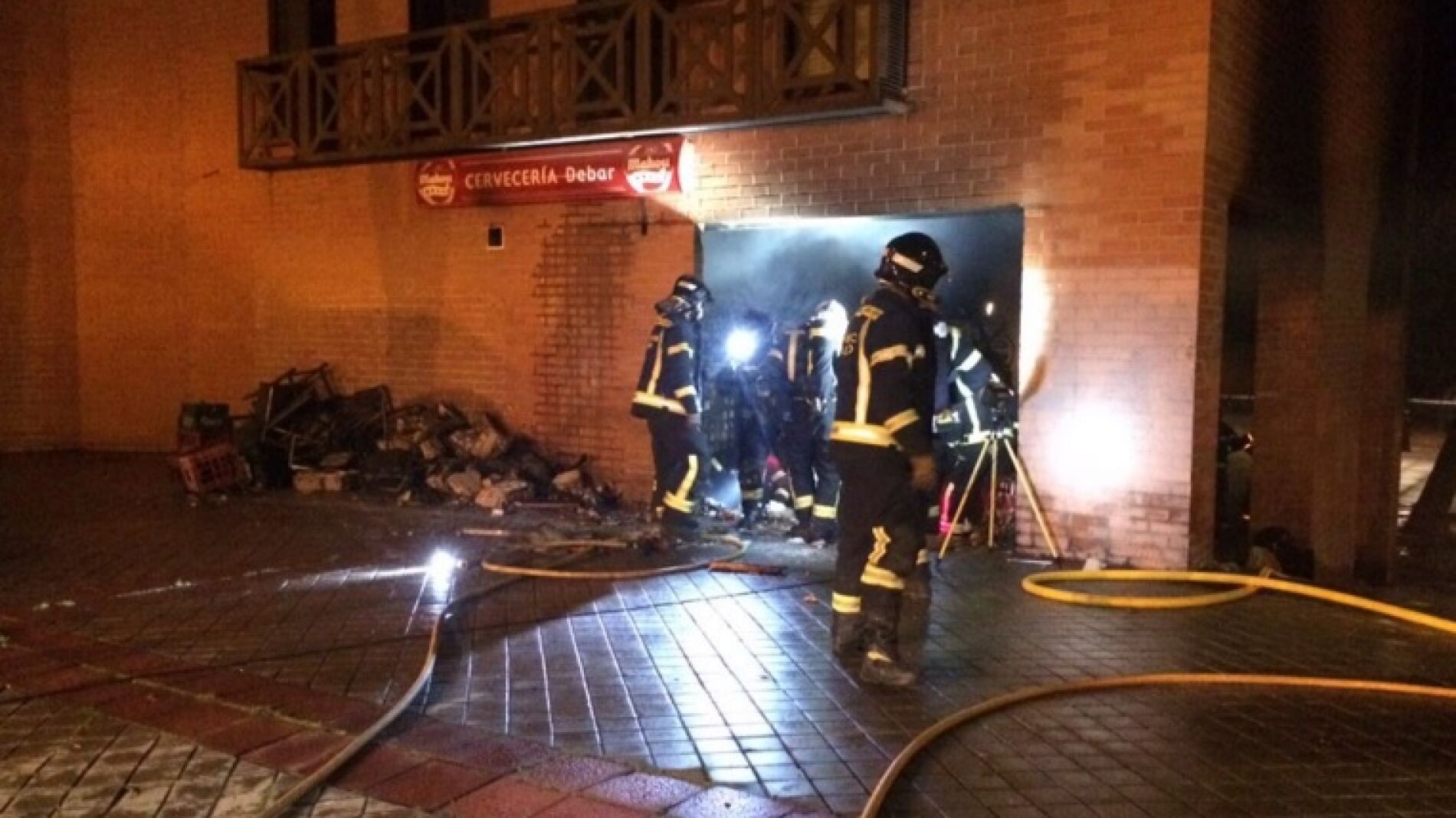 Bomberos en las inmediaciones de la cervecer&iacute;a