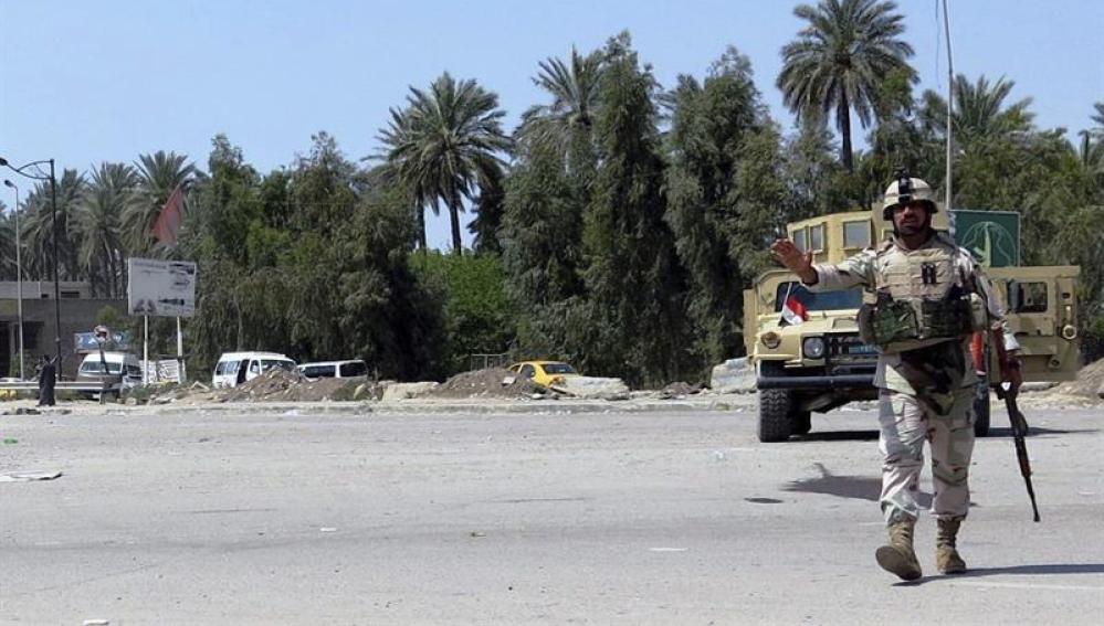 Un soldado iraquí hace guardia al norte de Bagdad 