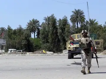 Un soldado iraquí hace guardia al norte de Bagdad Un soldado iraquí hace guardia al norte de Bagdad