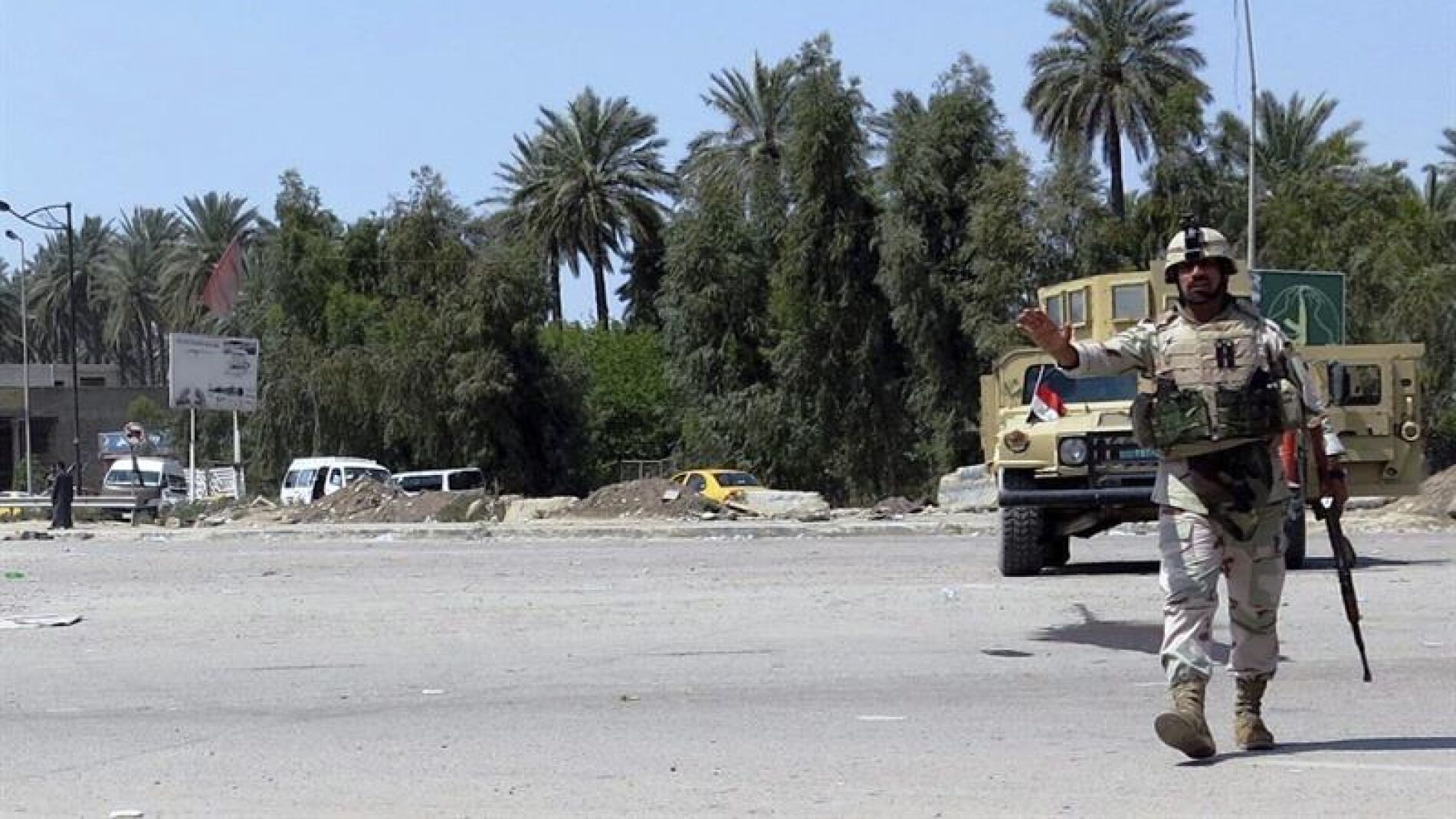 Un soldado iraqu&iacute; hace guardia al norte de Bagdad 