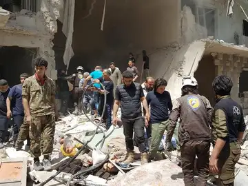 Sirios tras un ataque aéreo en el barrio Bustan Al Qasr Sirios tras un ataque aéreo en el barrio Bustan Al Qasr