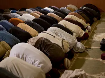 Varios hombres musulmanes rezan en una Mezquita Varios hombres musulmanes rezan en una Mezquita