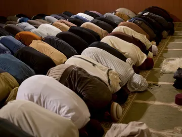 Varios hombres musulmanes rezan en una Mezquita Varios hombres musulmanes rezan en una Mezquita