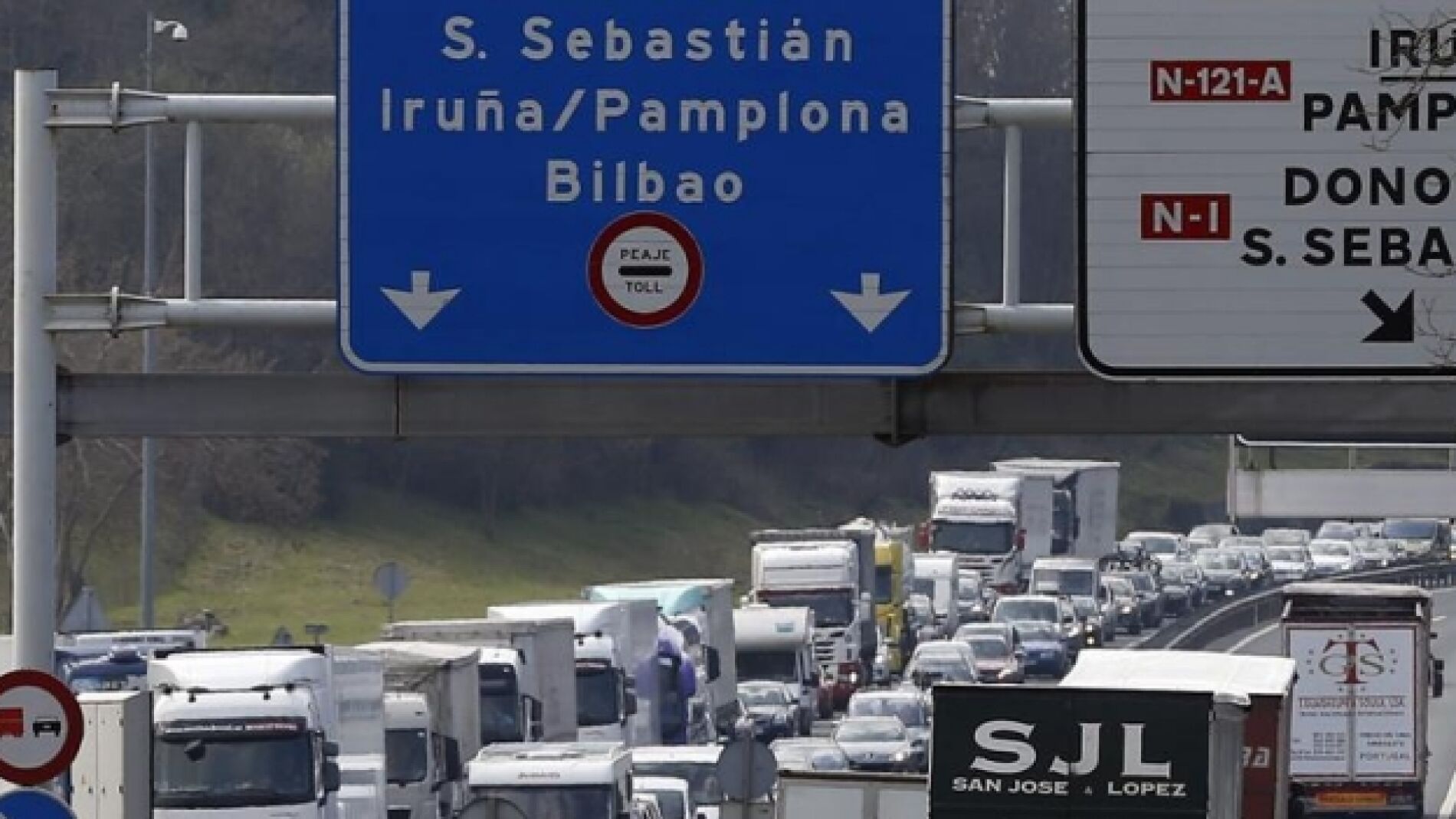Atascos en las principales v&iacute;as de acceso a las grandes ciudades