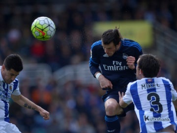 Gareth Bale cabecea el balón que se convertiría en el 0-1 contra la Real Sociedad