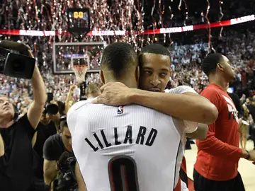 Lillard y C.J. McCollum se abrazan tras la victoria Lillard y C.J. McCollum se abrazan tras la victoria