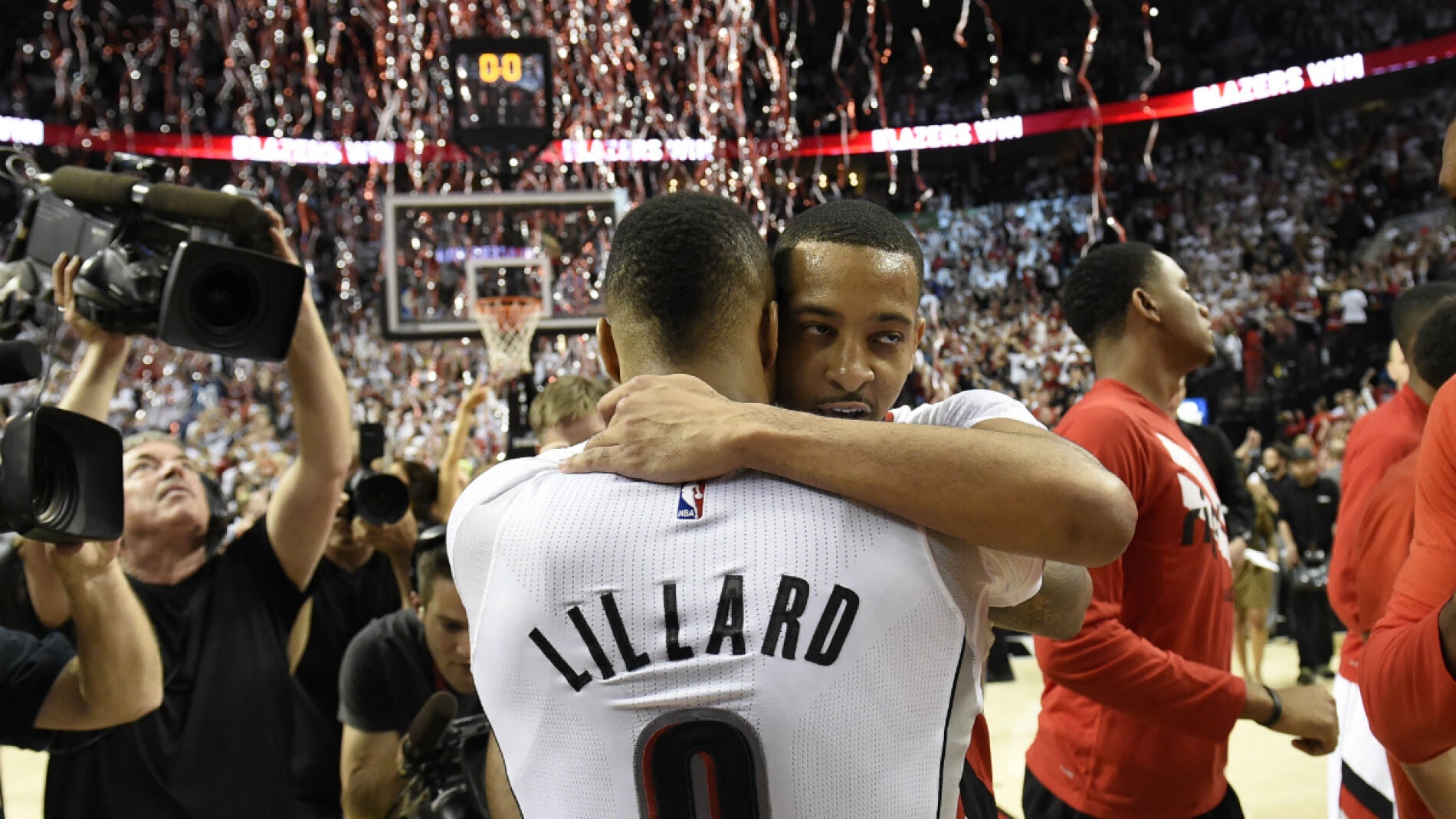 Lillard y C.J. McCollum se abrazan tras la victoria