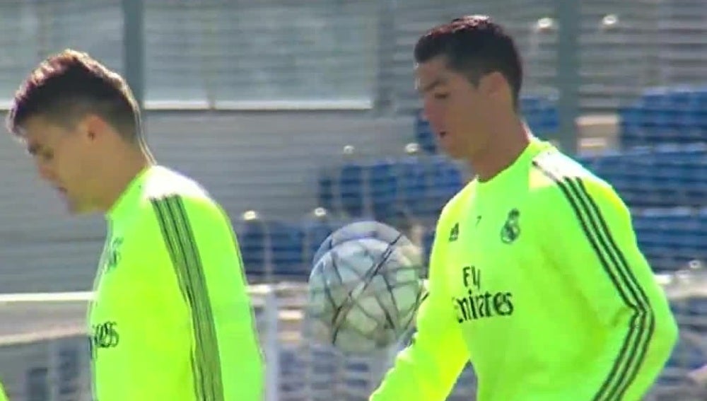 Cristiano Ronaldo hace toques con el balón durante el entrenamiento del Real Madrid