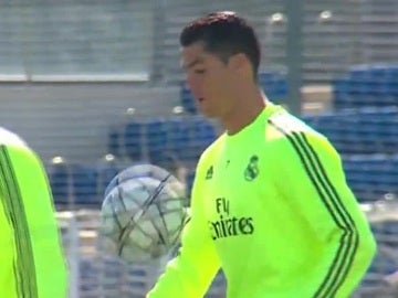 Cristiano Ronaldo hace toques con el balón durante el entrenamiento del Real Madrid