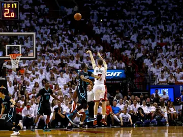 Goran Dragic lanza un triple contra los Charlotte Hornets Goran Dragic lanza un triple contra los Charlotte Hornets