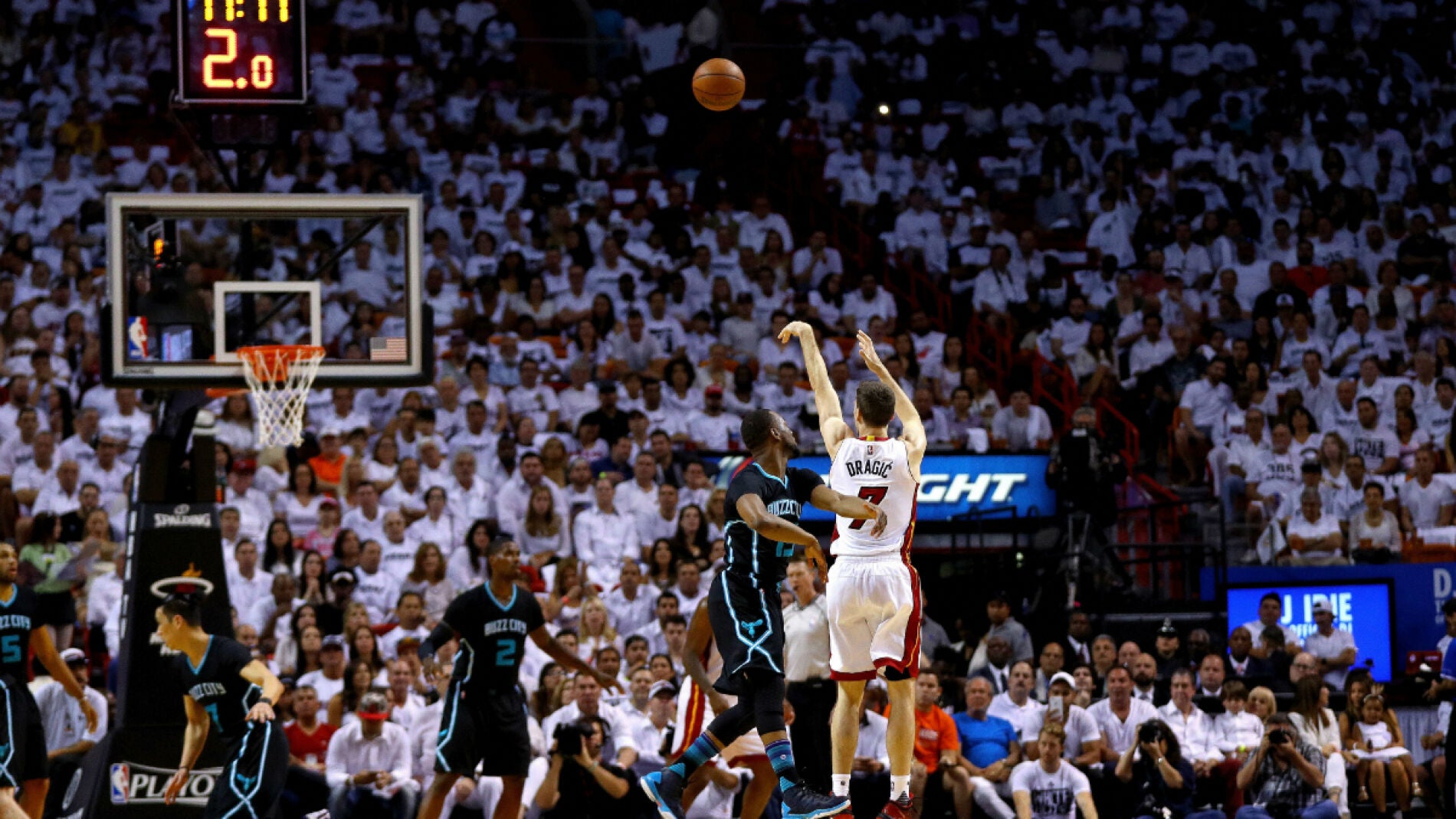 Goran Dragic lanza un triple contra los Charlotte Hornets