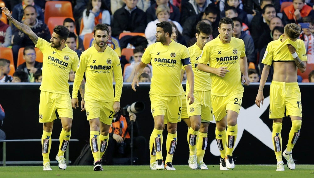 Los jugadores del Villarreal celebran un gol