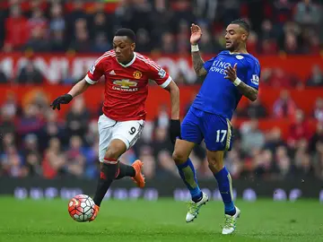Anthony Martial eludiendo la marca de Riyad Mahrez Anthony Martial eludiendo la marca de Riyad Mahrez