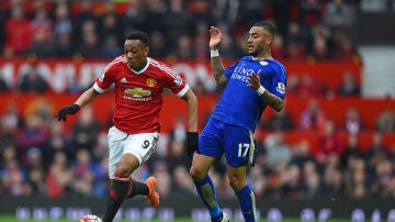 Anthony Martial eludiendo la marca de Riyad Mahrez