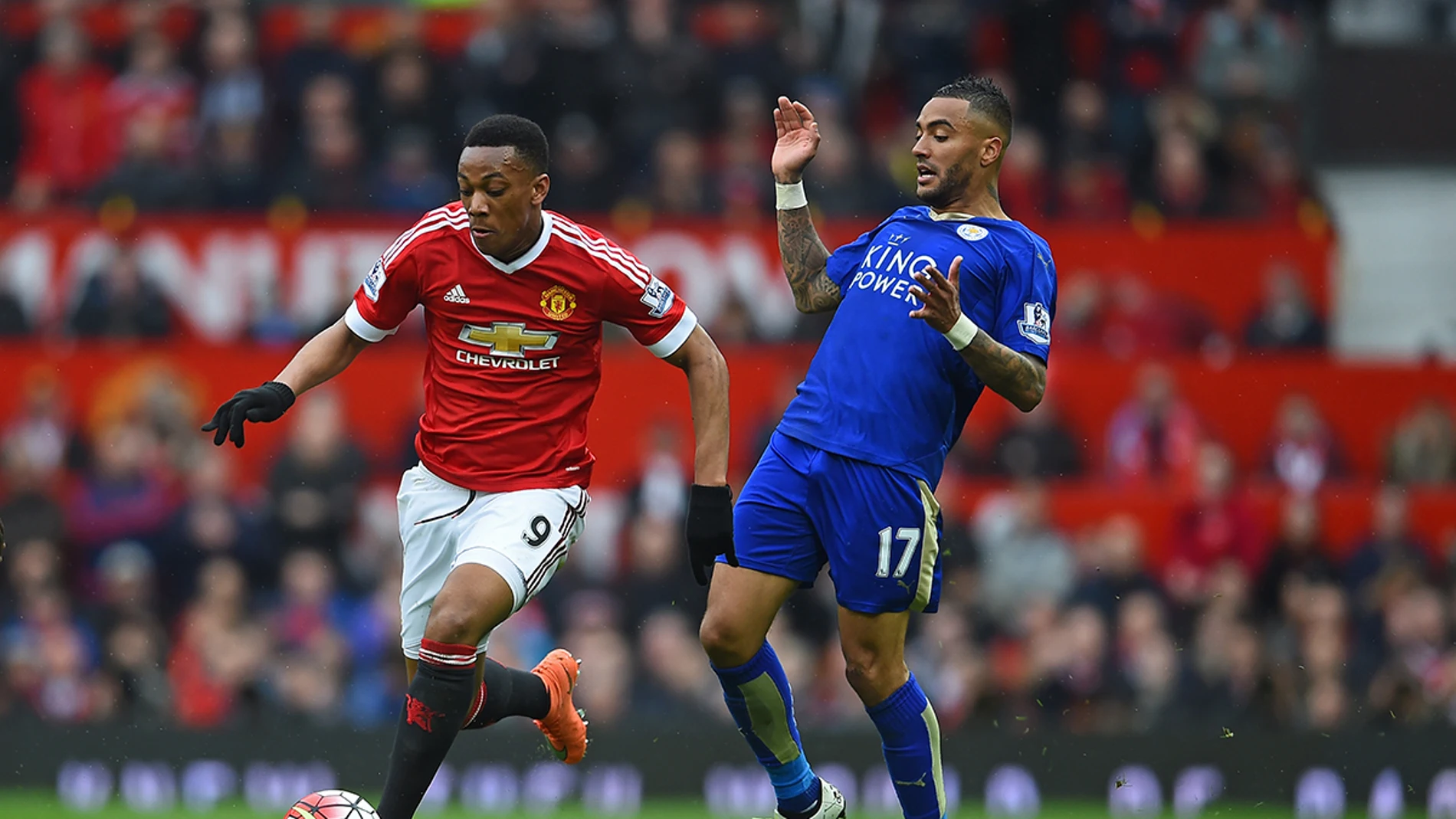 Anthony Martial eludiendo la marca de Riyad Mahrez Anthony Martial eludiendo la marca de Riyad Mahrez