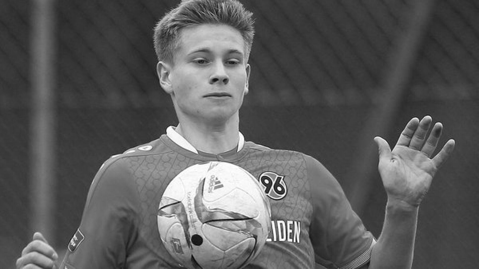 Niklas Feierabend con su club el Hannover 