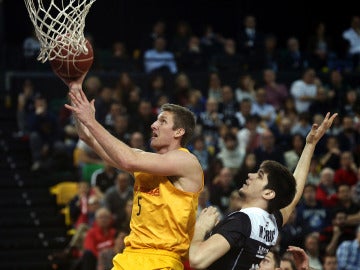 Justin Doellman del Barcelona ante Marko Todorovic del Dominion Bilbao Basket