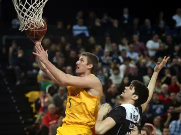 Justin Doellman del Barcelona ante Marko Todorovic del Dominion Bilbao Basket Justin Doellman del Barcelona ante Marko Todorovic del Dominion Bilbao Basket