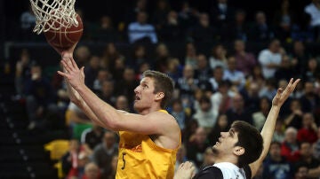 Justin Doellman del Barcelona ante Marko Todorovic del Dominion Bilbao Basket
