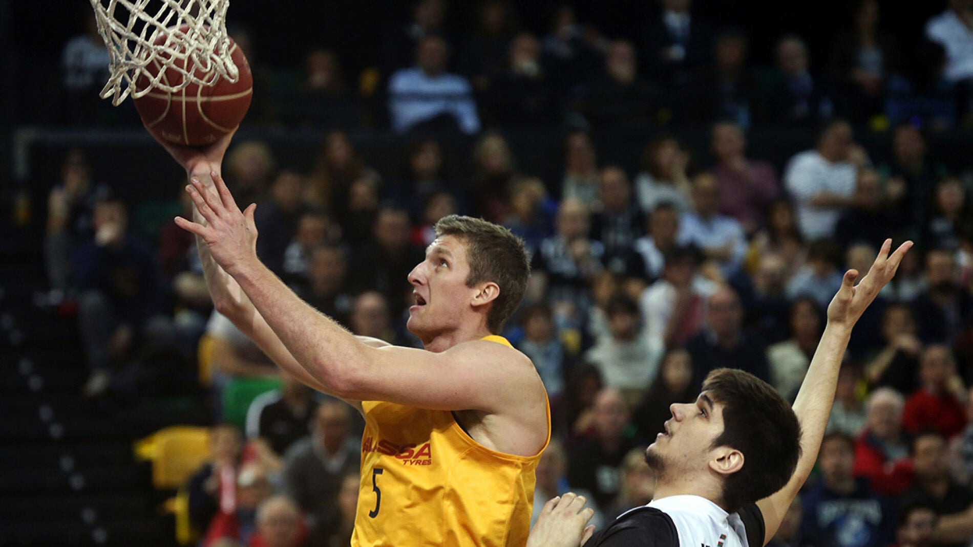 Justin Doellman del Barcelona ante Marko Todorovic del Dominion Bilbao Basket