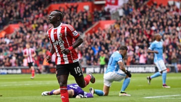 Sadio Mané festeja uno de sus tres goles con el Southampton ante el City
