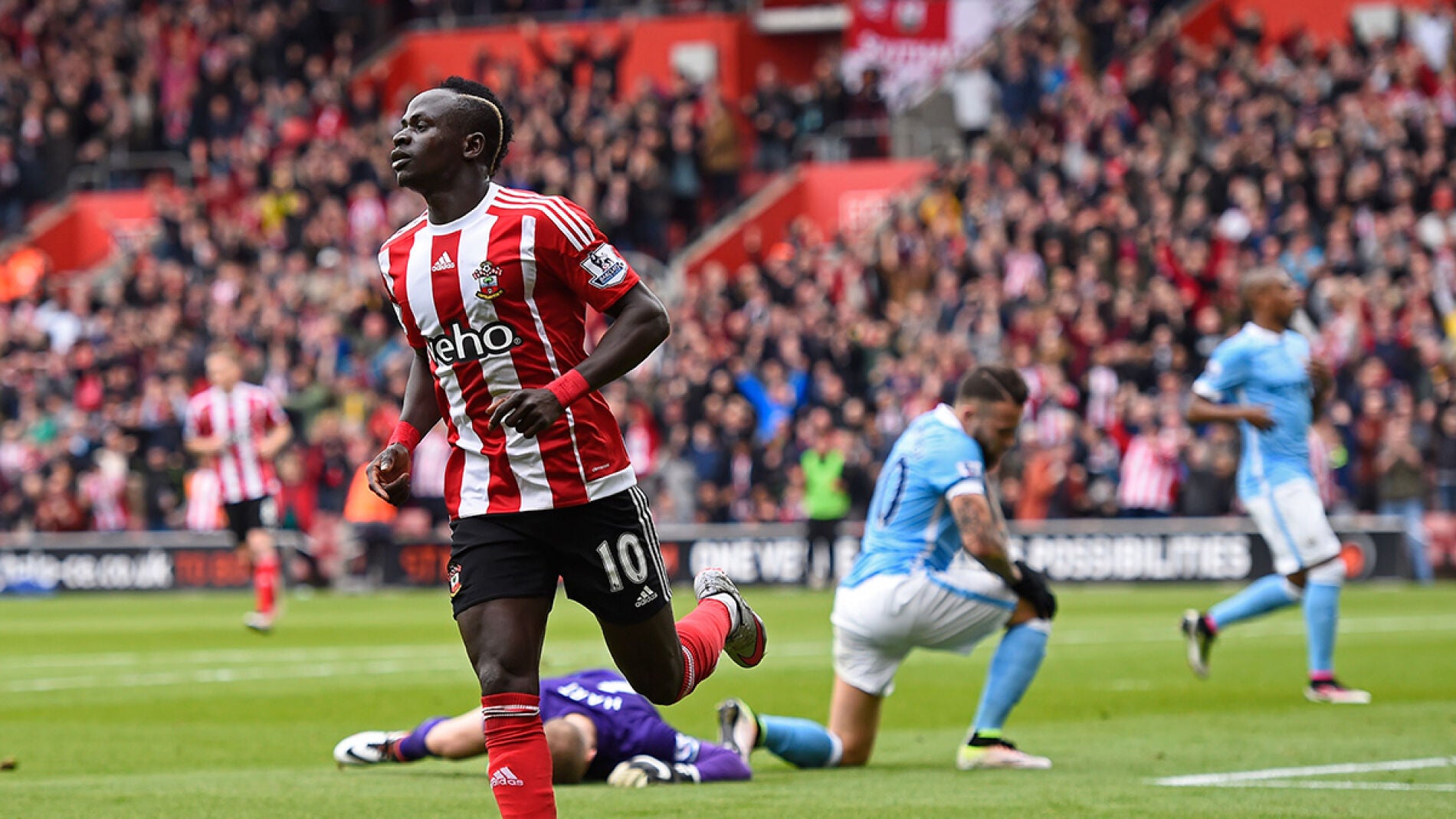 Sadio Man&eacute; festeja uno de sus tres goles con el Southampton ante el City