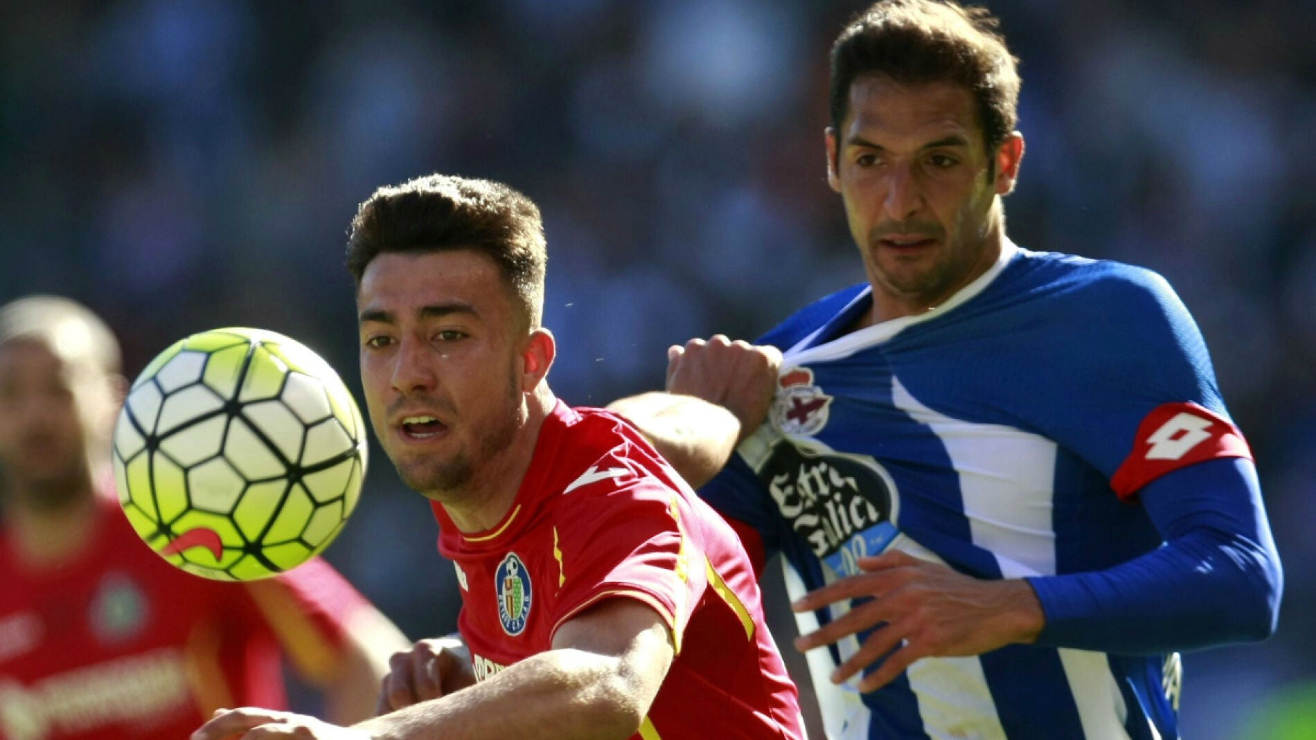 Miguel &Aacute;ngel y Borges pelean por el bal&oacute;n durante el partido