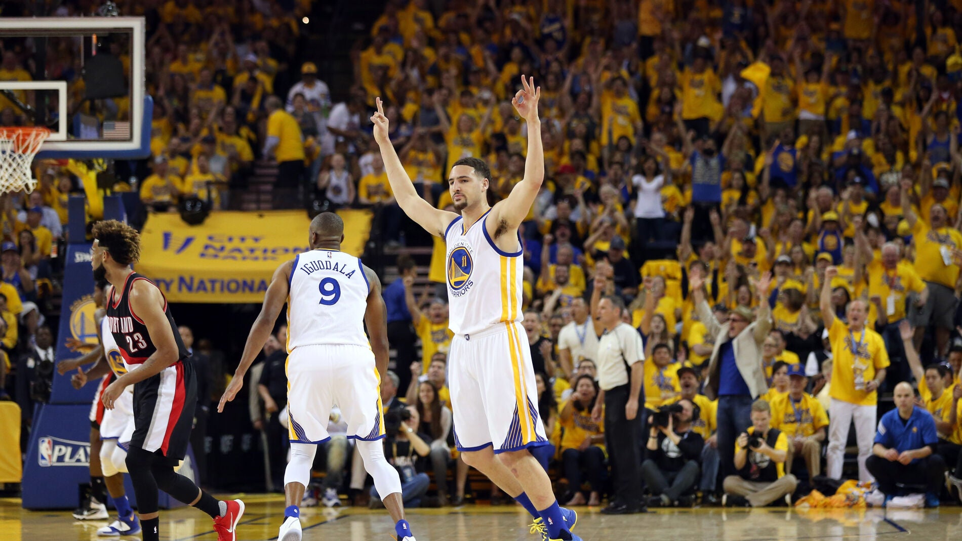 Klay Thompson celebra un triple con los Warriors