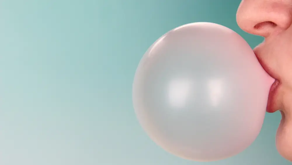 Imagen de una chica mascando un chicle Imagen de una chica mascando un chicle